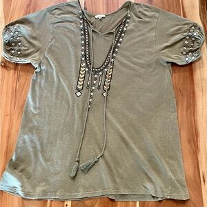 Easel Linen/Cotton Short Sleeved Embroidered Olive Green Women's Tee in Medium
